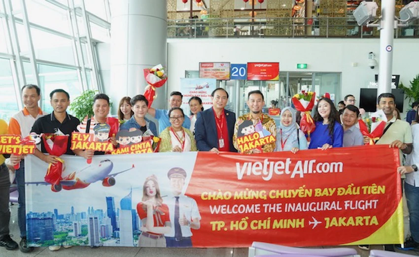 Vietjet chào mừng các hành khách trên chuyến bay đầu tiên từ TP. HCM đi Jakarta tại sân bay quốc tế Tân Sơn Nhất Vietjet chào mừng các hành khách trên chuyến bay đầu tiên từ TP. HCM đi Jakarta tại sân bay quốc tế Tân Sơn Nhất