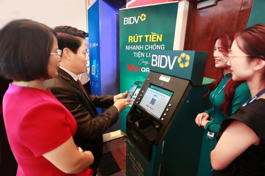 Phó Thống đốc NHNN Phạm Tiến Dũng trải nghiệm dịch vụ VietQRCash tại gian hàng BIDV Phó Thống đốc NHNN Phạm Tiến Dũng trải nghiệm dịch vụ VietQRCash tại gian hàng BIDV
