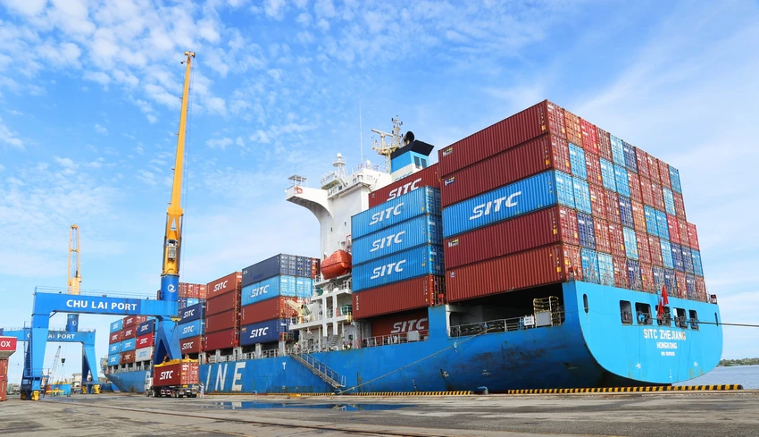 Tinh bột sắn của Công ty APFCO được đóng container và xuất khẩu tại cảng Chu Lai Tinh bột sắn của Công ty APFCO được đóng container và xuất khẩu tại cảng Chu Lai