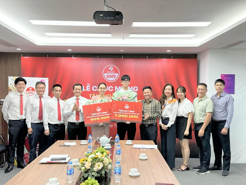 Lễ trao quà cho khách hàng thứ 999.999 và 1 triệu của Vietlott SMS. Lễ trao quà cho khách hàng thứ 999.999 và 1 triệu của Vietlott SMS.