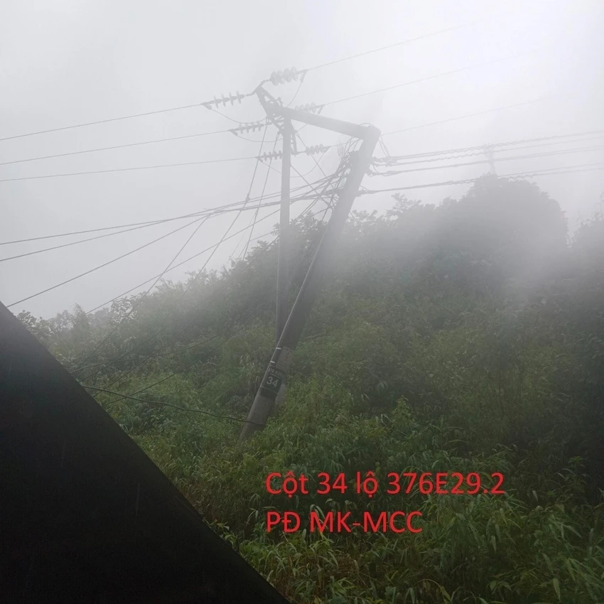 Cột điện tại Yên Bái bị nghiêng do sạt lở đất Cột điện tại Yên Bái bị nghiêng do sạt lở đất