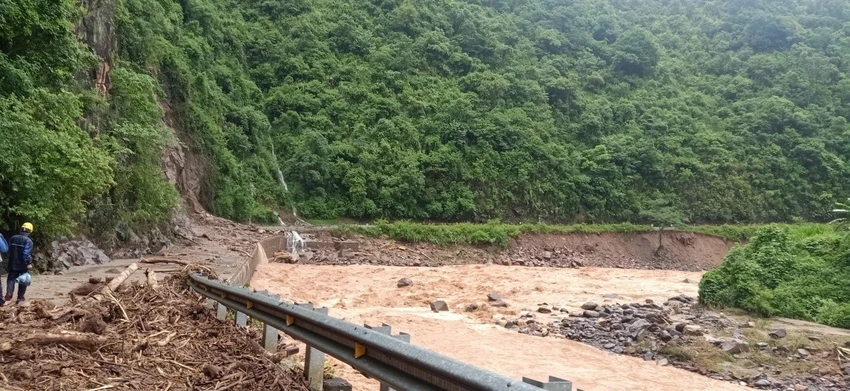 Đường vào Thủy điện Hồ Bốn bị cản trở, giao thông tê liệt Đường vào Thủy điện Hồ Bốn bị cản trở, giao thông tê liệt