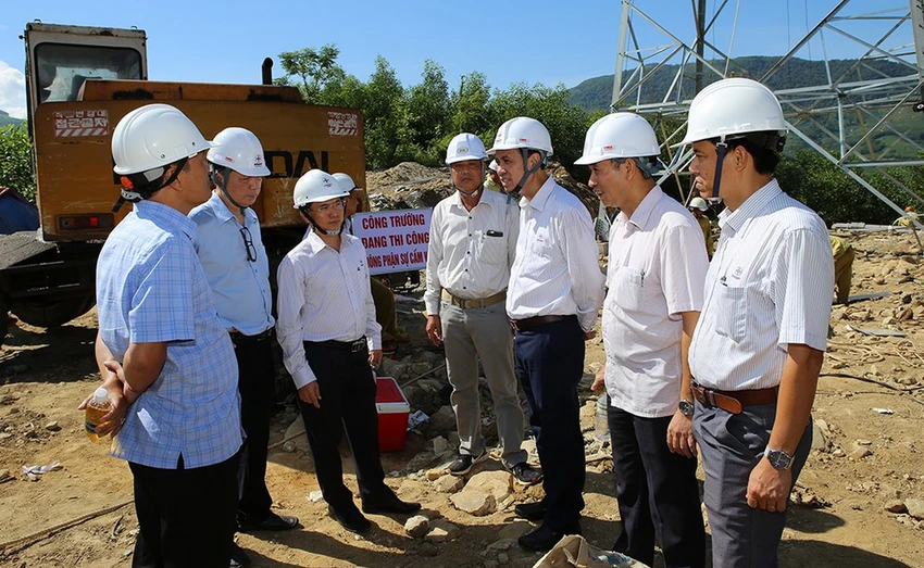 Phó Tổng giám đốc EVNNPT Bùi Văn Kiên (thứ 3 từ phải sang) kiểm tra công trường đường dây 500kV mạch 3 tháng 9-2020 Phó Tổng giám đốc EVNNPT Bùi Văn Kiên (thứ 3 từ phải sang) kiểm tra công trường đường dây 500kV mạch 3 tháng 9-2020