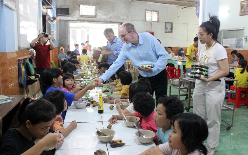 Ông David Charles Riddle - CEO của Tập đoàn Tân Hiệp Phát trao quà cho các trẻ em bất hạnh.