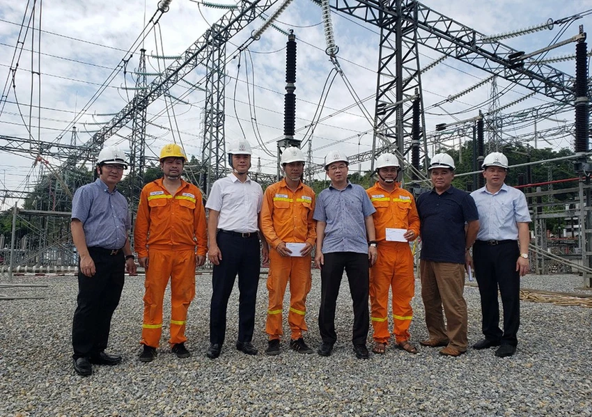 Lãnh đạo EVNNPT tặng quà động viên lực lượng tham gia xử lý khiếm khuyết tại TBA 220kV Lào Cai Lãnh đạo EVNNPT tặng quà động viên lực lượng tham gia xử lý khiếm khuyết tại TBA 220kV Lào Cai