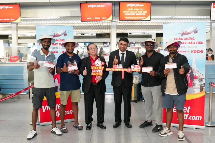 Ông Đỗ Xuân Quang - Phó Tổng giám đốc Vietjet (thứ 3 từ trái sang) và ông Madan Mohan Sethi - Tổng Lãnh sự Ấn Độ tại TP.HCM (thứ 4 từ trái sang) chào mừng các hành khách đầu tiên trên chuyến bay kết nối TP.HCM và Kochi (Ấn Độ) tại sân bay Tân Sơn Nhất Ông Đỗ Xuân Quang - Phó Tổng giám đốc Vietjet (thứ 3 từ trái sang) và ông Madan Mohan Sethi - Tổng Lãnh sự Ấn Độ tại TP.HCM (thứ 4 từ trái sang) chào mừng các hành khách đầu tiên trên chuyến bay kết nối TP.HCM và Kochi (Ấn Độ) tại sân bay Tân Sơn Nhất