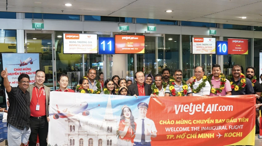 Hành khách vui mừng và hào hứng trước chuyến bay đầu tiên từ TP.HCM đi Kochi Hành khách vui mừng và hào hứng trước chuyến bay đầu tiên từ TP.HCM đi Kochi