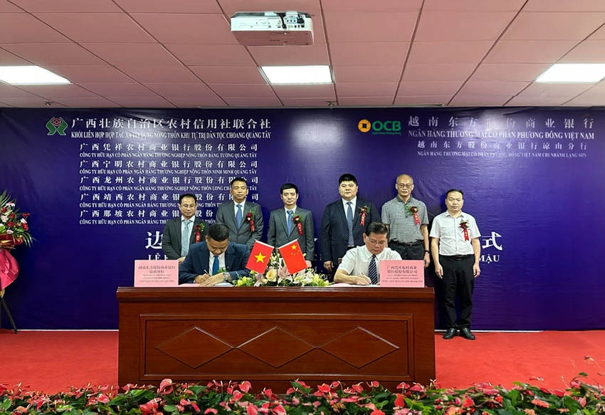 Đại diện Lãnh đạo OCB thực hiện ký kết hợp đồng hợp tác thanh toán biên mậu với các Chi nhánh thuộc Khối liên hợp hợp tác xã tín dụng nông thôn khu tự trị dân tộc Choang Quảng Tây.
