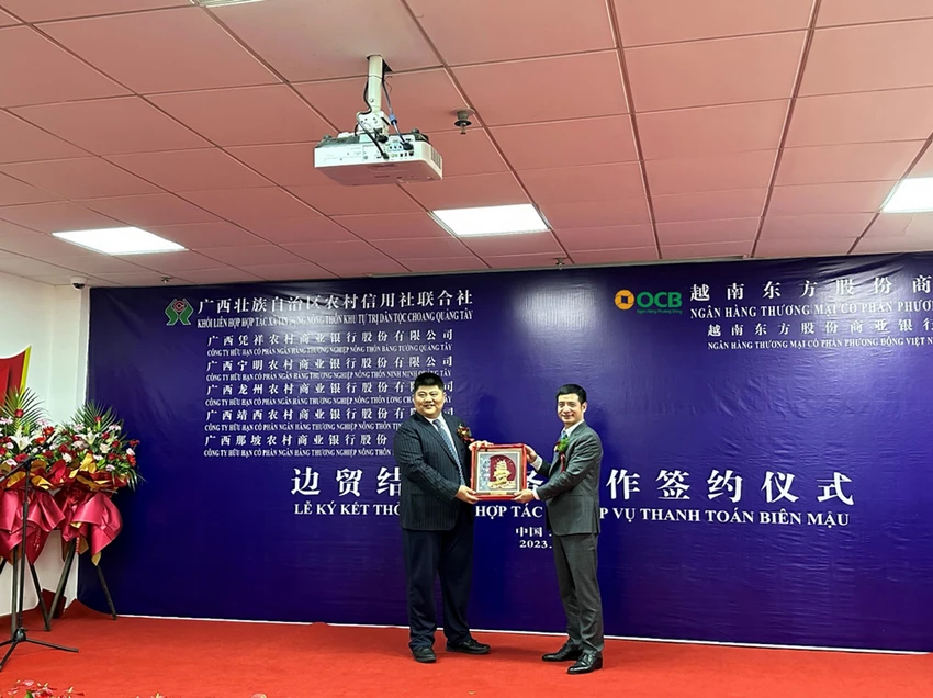 Lãnh đạo hai bên tặng quà lưu niệm chúc mừng cho sự hợp tác thành công giữa OCB và Khối liên hợp hợp tác xã tín dụng nông thôn khu tự trị dân tộc Choang Quảng Tây.