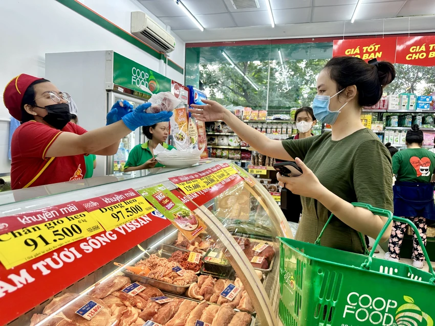 Khách hàng mua sắm tại Co.op Food chung cư Hà Đô, quận Gò Vấp. Ảnh: Saigon Co.op Khách hàng mua sắm tại Co.op Food chung cư Hà Đô, quận Gò Vấp. Ảnh: Saigon Co.op