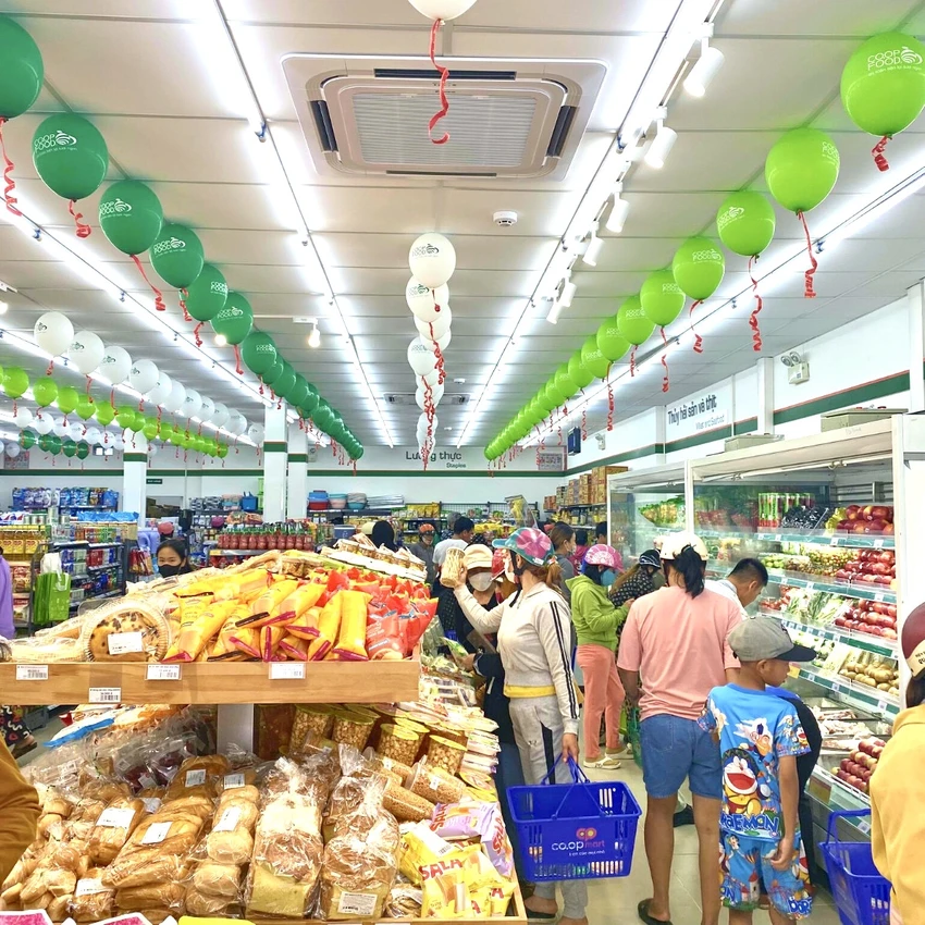 Khách hàng mua sắm tại Co.op Food Phú Yên. Ảnh: Saigon Co.op Khách hàng mua sắm tại Co.op Food Phú Yên. Ảnh: Saigon Co.op