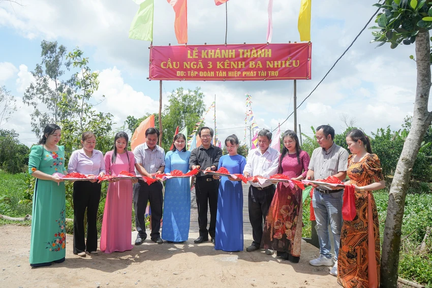 Cắt băng khánh thành cầu Ngã 3 Kênh Ba Nhiễu. Cắt băng khánh thành cầu Ngã 3 Kênh Ba Nhiễu.