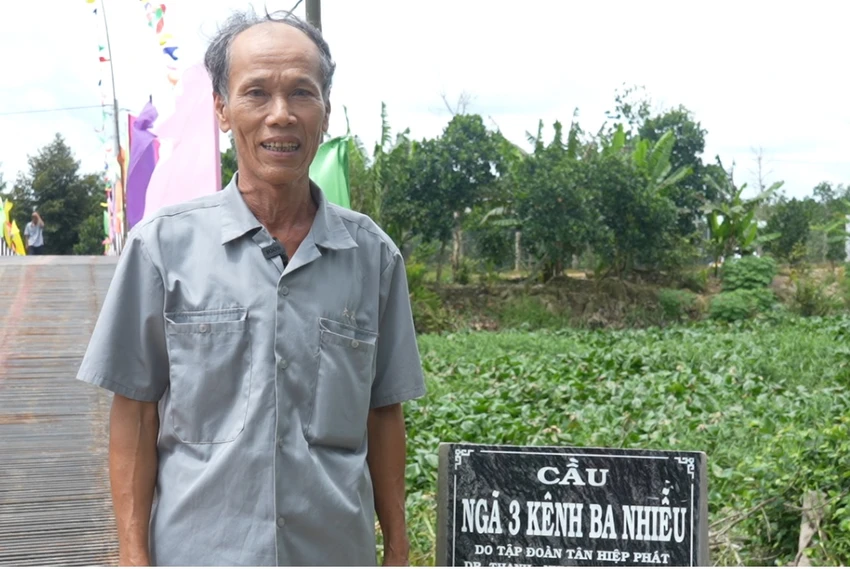 Ông Ba Nghĩa, một người dân trong ấp Mỹ Trinh vui mừng trong ngày khánh thành cầu. Ông Ba Nghĩa, một người dân trong ấp Mỹ Trinh vui mừng trong ngày khánh thành cầu.