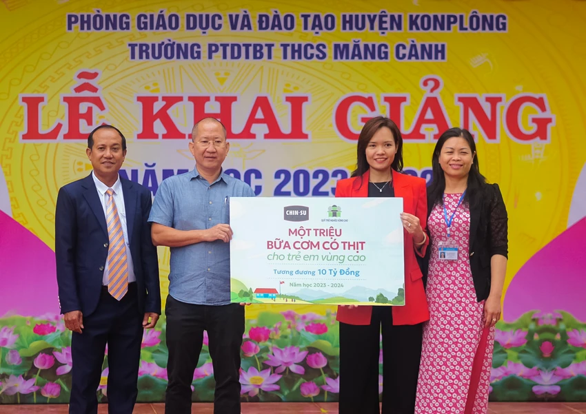 Đại diện CHIN-SU và đại diện Quỹ Trò nghèo vùng cao tại buổi Lễ Khai giảng Đại diện CHIN-SU và đại diện Quỹ Trò nghèo vùng cao tại buổi Lễ Khai giảng