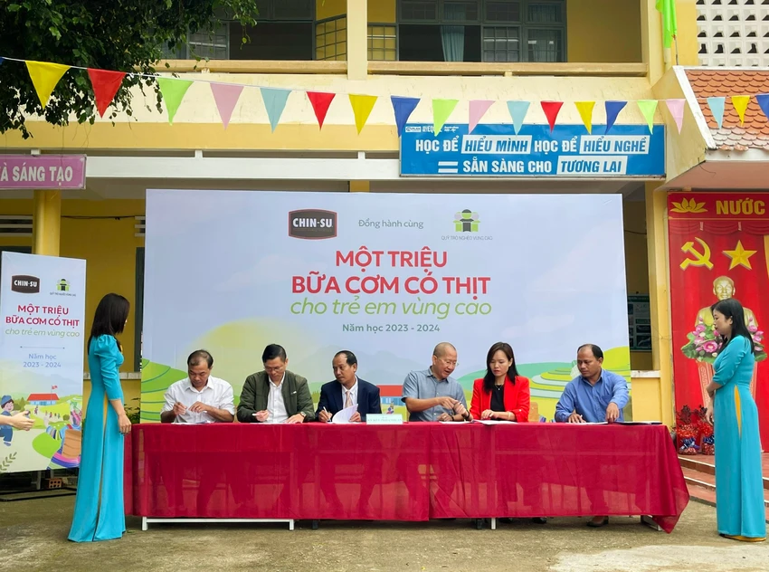 Ký kết thỏa thuận hỗ trợ giữa chương trình với đại diện trường, phòng giáo dục, xã Măng Cành, Hội phụ huynh học sinh tại trường THCS Măng Cành Ký kết thỏa thuận hỗ trợ giữa chương trình với đại diện trường, phòng giáo dục, xã Măng Cành, Hội phụ huynh học sinh tại trường THCS Măng Cành