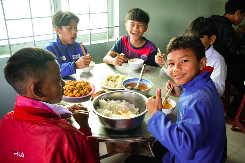 Các em nhỏ bên bữa cơm có thịt Các em nhỏ bên bữa cơm có thịt