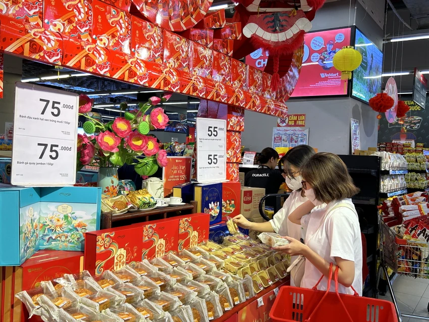 Tại WinMart_WinMart+, đa dạng mẫu mã bánh Trung thu đang được bày bán với giá thành hợp lý.