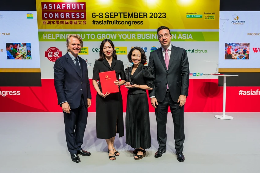 Đại diện ban tổ chức Asia Fruit Logistica và Tạp chí Asiafruit trao giải thưởng cho đại diện chuỗi bán lẻ WinCommerce.
