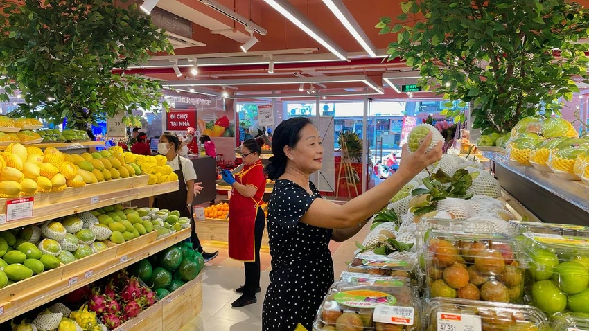 Người tiêu dùng mua sắm trái cây, rau củ tươi tại siêu thị WinMart.