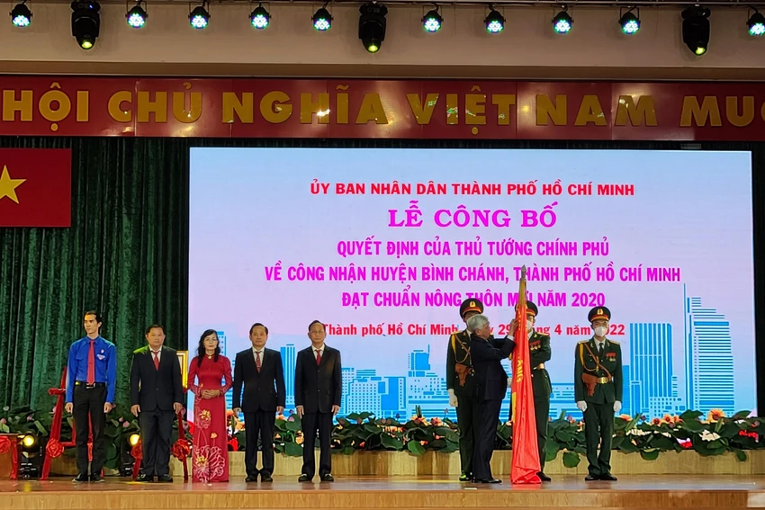Huyện Bình Chánh đón nhận huân chương lao động hạng 3. Ảnh: K.C