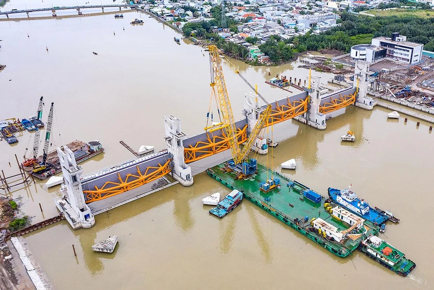 Dự án ngăn triều 10.000 tỉ dù hoàn thành 90% tiến độ nhưng vẫn chưa có lối ra. Ảnh: K.C