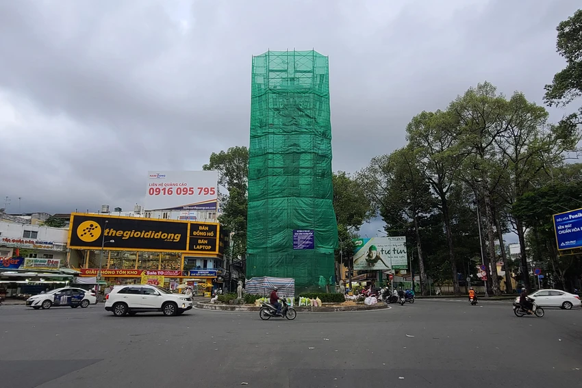 Phần lõi (đảo giao thông) của ngã sáu có một cột cao kiểu thức cột Corinth (là một trong 3 thức cột cơ bản của kiến trúc Hy Lạp và La Mã cổ. Đây là thức cột hoa mỹ nhất với những rãnh nhỏ và đầu cột được trang trí cầu kỳ với những lá ô rô và đường xoắn ốc) toàn bộ quét màu trắng.