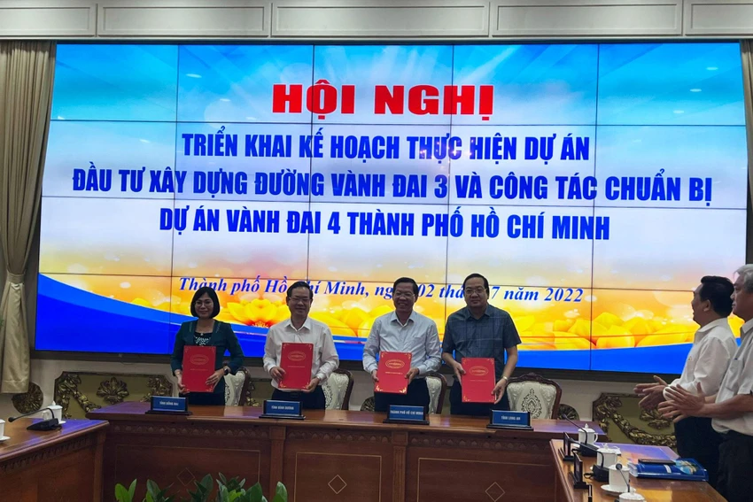 Các tỉnh thành ký kết kế hoạch phối hợp triển khai thực hiện dự án vành đai 3. Ảnh: K.C Các tỉnh thành ký kết kế hoạch phối hợp triển khai thực hiện dự án vành đai 3. Ảnh: K.C