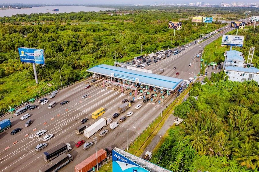 VEC cũng đưa ra lời khuyên người dân nên dán thẻ ETC và nạp tiền vào tài khoản để việc đi qua trạm thông suốt hơn. VEC cũng đưa ra lời khuyên người dân nên dán thẻ ETC và nạp tiền vào tài khoản để việc đi qua trạm thông suốt hơn.