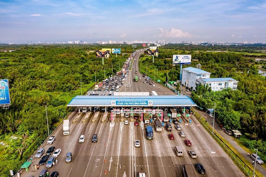 Theo ông Nguyễn Văn Nhi, Phó tổng giám đốc VEC, việc ùn ứ sáng 26-7 có 2 lý do. Thứ nhất, lượng xe trên cao tốc này luôn đông hằng ngày. Thứ hai, do lượng xe dán thẻ ETC chưa nhiều, thống kê cho thấy chỉ có khoảng hơn 55% phương tiện đã dán thẻ ETC ở khu vực phía Nam. Theo ông Nguyễn Văn Nhi, Phó tổng giám đốc VEC, việc ùn ứ sáng 26-7 có 2 lý do. Thứ nhất, lượng xe trên cao tốc này luôn đông hằng ngày. Thứ hai, do lượng xe dán thẻ ETC chưa nhiều, thống kê cho thấy chỉ có khoảng hơn 55% phương tiện đã dán thẻ ETC ở khu vực phía Nam.