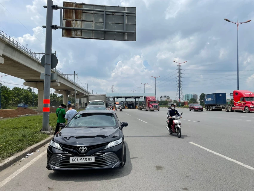 Xe xếp hàng dài khu vực dán thẻ ETC trên trạm thu phí xa lộ Hà Nội những ngày cuối tháng 7.
