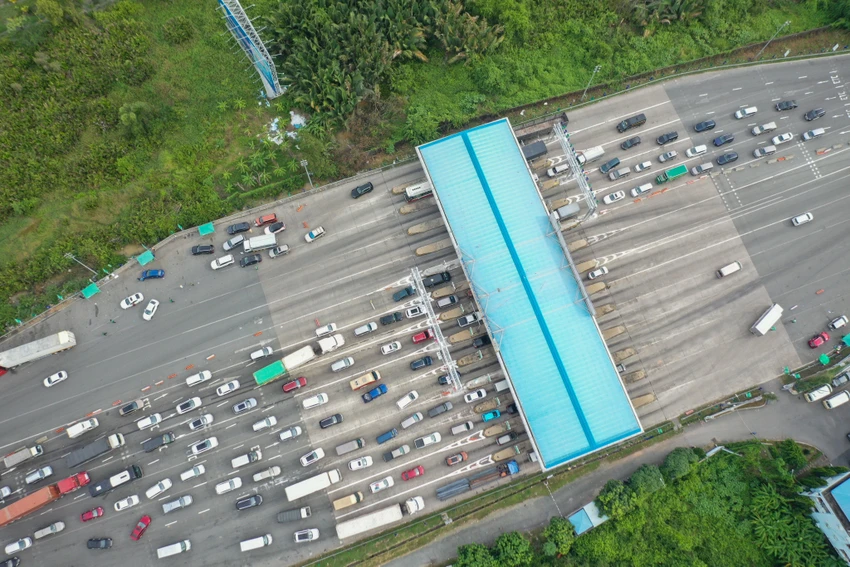 Từ 26-7, cao tốc này luôn trong tình trạng xe xếp hàng dài tại trạm thu phí Long Phước. Ảnh chụp ngày 30-7.