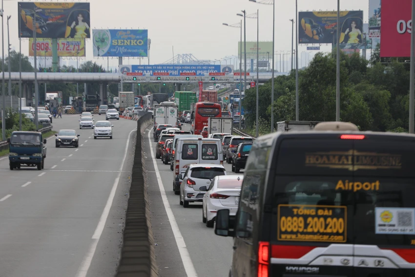 Xe hàng dài khi đến trạm thu phí Long Phước, hiện trạm này còn giải quyết cho xe chưa dán thẻ ETC nhưng từ ngày 1-8, tất cả mọi xe qua đây đều phải đáp ứng đủ điều kiện thu phí không dừng.