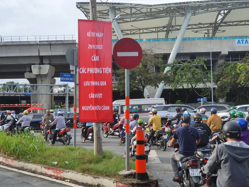Kết quả khảo sát ngày 28-9 cho thấy độ võng lớn nhất tại nhịp dầm chính cầu vượt Nguyễn Hữu Cảnh theo hướng từ cầu Sài Gòn đi quận 1 như sau: Vị trí biên phải là 22,2 cm, vị trí tim cầu là 17,4 cm, vị trí biên trái là 18,6 cm. “Cầu vượt Nguyễn Hữu Cảnh được xây dựng hoàn thành từ năm 2002 (đã 20 năm khai thác), có qua kỳ duy tu, sửa chữa gần đây nhất là năm 2017. Đến nay, tổng độ võng từ 17,4 cm đến 22,2 cm là lớn hơn nhiều so với độ võng cho phép” - văn bản của Ban giao thông thông tin. Với độ võng nêu trên, theo sơ đồ tính toán phần tử hữu hạn (như tư vấn báo cáo) thì chuyển vị ngang tương ứng là 7,2 cm, vượt quá chuyển vị cho phép (3,8 cm). Kết quả khảo sát ngày 28-9 cho thấy độ võng lớn nhất tại nhịp dầm chính cầu vượt Nguyễn Hữu Cảnh theo hướng từ cầu Sài Gòn đi quận 1 như sau: Vị trí biên phải là 22,2 cm, vị trí tim cầu là 17,4 cm, vị trí biên trái là 18,6 cm. “Cầu vượt Nguyễn Hữu Cảnh được xây dựng hoàn thành từ năm 2002 (đã 20 năm khai thác), có qua kỳ duy tu, sửa chữa gần đây nhất là năm 2017. Đến nay, tổng độ võng từ 17,4 cm đến 22,2 cm là lớn hơn nhiều so với độ võng cho phép” - văn bản của Ban giao thông thông tin. Với độ võng nêu trên, theo sơ đồ tính toán phần tử hữu hạn (như tư vấn báo cáo) thì chuyển vị ngang tương ứng là 7,2 cm, vượt quá chuyển vị cho phép (3,8 cm).