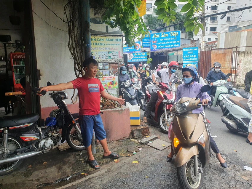 Một người dân hướng dẫn các phương tiện thoát các con hẻm để đi đường khác. "Quẹo trái, quẹo trái ra được, nhanh nhanh, đang kẹt dữ lắm"- chủ quán cafe trên đường Ung Văn Khiêm hướng dẫn mọi người. Một người dân hướng dẫn các phương tiện thoát các con hẻm để đi đường khác. "Quẹo trái, quẹo trái ra được, nhanh nhanh, đang kẹt dữ lắm"- chủ quán cafe trên đường Ung Văn Khiêm hướng dẫn mọi người.