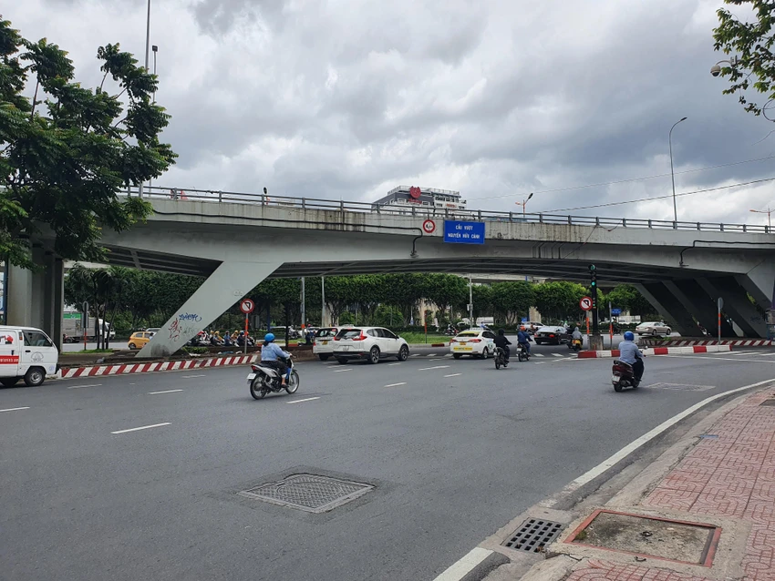 Cầu vượt Nguyễn Hữu Cảnh nằm trên đường Nguyễn Hữu Cảnh (quận Bình Thạnh), có tổng chiều dài 618,29 m; bề rộng toàn cầu 12,7 m. Cầu được xây dựng vào năm 2001. Trụ cầu nhịp chính dài 55,5 m dạng chân xiên bằng bê tông cốt thép dự ứng lực đặt trên hệ cọc khoan nhồi. Trụ cầu nhịp dẫn bằng bê tông cốt thép đặt trên hệ cọc khoan nhồi. Nhiều người cũng bất ngờ khi dưới lòng đất có hệ thống cáp nối hai trụ cầu nhịp chính dạng chân xiên. Cầu vượt Nguyễn Hữu Cảnh nằm trên đường Nguyễn Hữu Cảnh (quận Bình Thạnh), có tổng chiều dài 618,29 m; bề rộng toàn cầu 12,7 m. Cầu được xây dựng vào năm 2001. Trụ cầu nhịp chính dài 55,5 m dạng chân xiên bằng bê tông cốt thép dự ứng lực đặt trên hệ cọc khoan nhồi. Trụ cầu nhịp dẫn bằng bê tông cốt thép đặt trên hệ cọc khoan nhồi. Nhiều người cũng bất ngờ khi dưới lòng đất có hệ thống cáp nối hai trụ cầu nhịp chính dạng chân xiên.