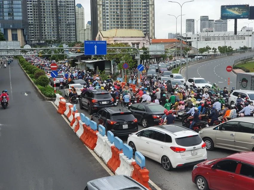 Ngày 28-9, Ban giao thông, Phòng Quản lý khai thác hạ tầng giao thông đường bộ (Sở GTVT), Trung tâm Quản lý hạ tầng giao thông đường bộ và Tư vấn Tedi đã tham gia đi khảo sát, đo đạc hiện trạng công trình cầu vượt Nguyễn Hữu Cảnh. Ngay sau buổi kiểm tra, cơ quan chức năng đã cấm toàn bộ phương tiện qua cầu vượt Nguyễn Hữu Cảnh (phía trên bên phải). Ngày 28-9, Ban giao thông, Phòng Quản lý khai thác hạ tầng giao thông đường bộ (Sở GTVT), Trung tâm Quản lý hạ tầng giao thông đường bộ và Tư vấn Tedi đã tham gia đi khảo sát, đo đạc hiện trạng công trình cầu vượt Nguyễn Hữu Cảnh. Ngay sau buổi kiểm tra, cơ quan chức năng đã cấm toàn bộ phương tiện qua cầu vượt Nguyễn Hữu Cảnh (phía trên bên phải).