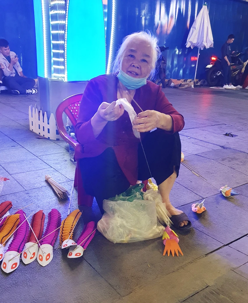 Cô Tư, làm món đồ chơi nhỏ bán với giá 25.000/món vẻ mặt lúc nào cũng vui vẻ hào hứng cho biết ngày mai mình bước qua tuổi 76, cũng chỉ mong năm mới được nhiều sức khỏe hơn. Cô Tư, làm món đồ chơi nhỏ bán với giá 25.000/món vẻ mặt lúc nào cũng vui vẻ hào hứng cho biết ngày mai mình bước qua tuổi 76, cũng chỉ mong năm mới được nhiều sức khỏe hơn.