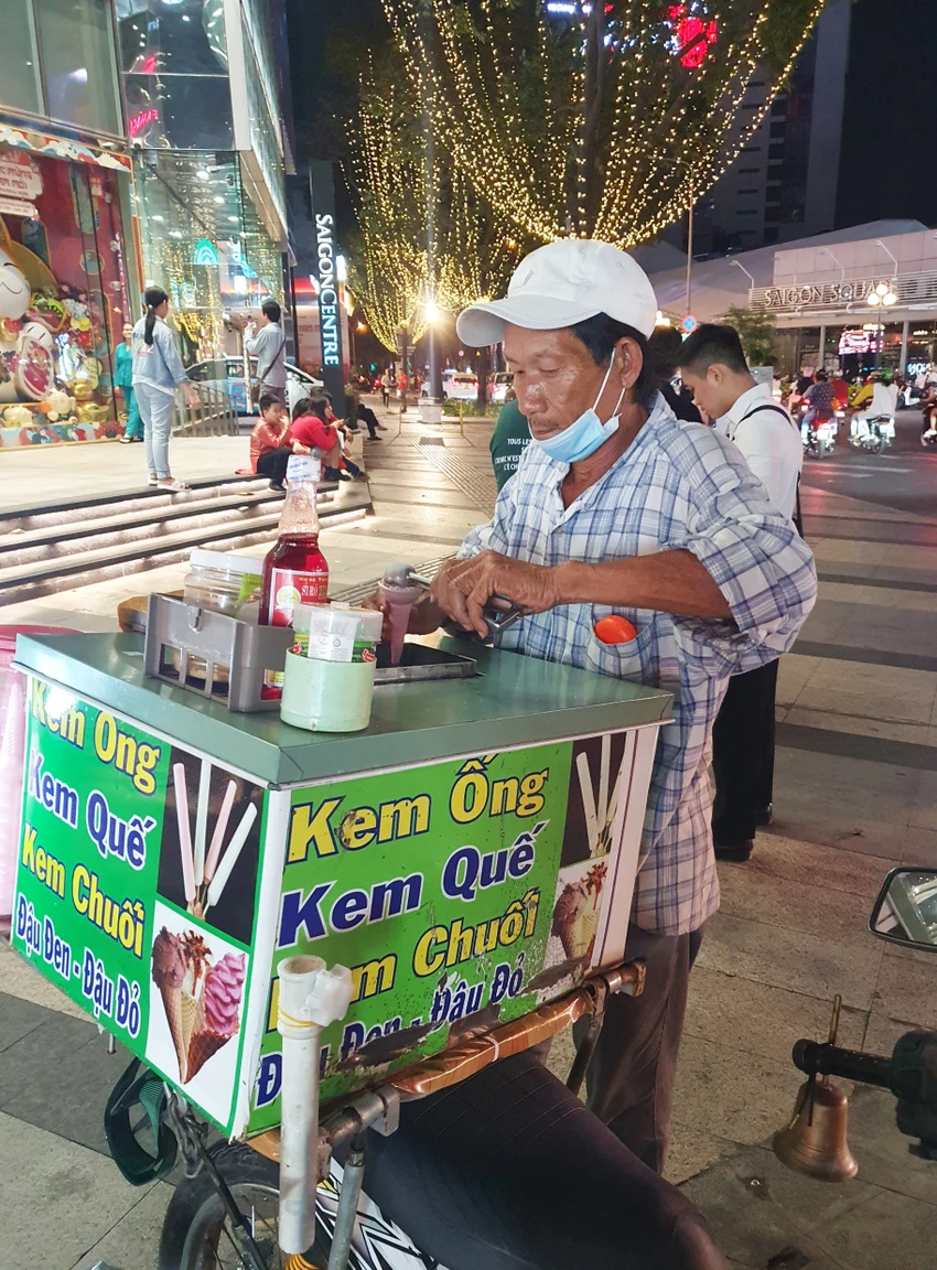Anh Nguyễn Văn Dũng, bán kem kế bên khu đường sách, Lê Lợi cho biết nhà mình ở quận 6, cũng tranh thủ lên đây sớm để bán thêm đêm giao thừa. Anh Nguyễn Văn Dũng, bán kem kế bên khu đường sách, Lê Lợi cho biết nhà mình ở quận 6, cũng tranh thủ lên đây sớm để bán thêm đêm giao thừa.