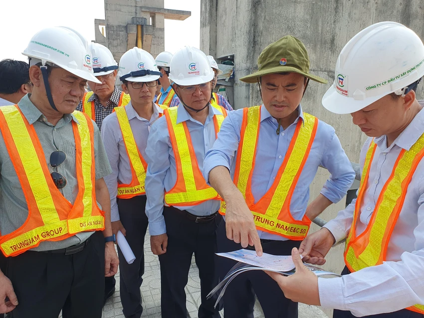 Ông Cường (thứ 2 từ phải sang) trao đổi với nhà đầu tư về các công việc của dự án. Ông Cường (thứ 2 từ phải sang) trao đổi với nhà đầu tư về các công việc của dự án.