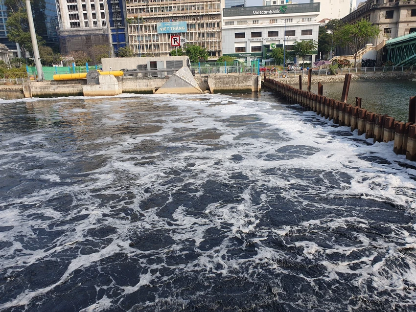 Cống kiểm soát triều Bến Nghé vận hành máy bơm. Cống kiểm soát triều Bến Nghé vận hành máy bơm.
