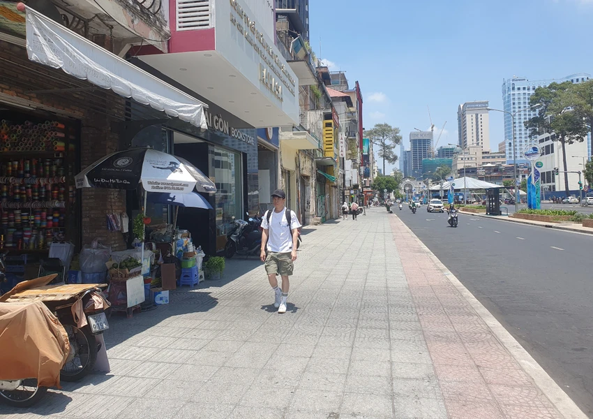 Người thì đội mũ che bớt cái nắng gay gắt của Sài Gòn. Người thì đội mũ che bớt cái nắng gay gắt của Sài Gòn.