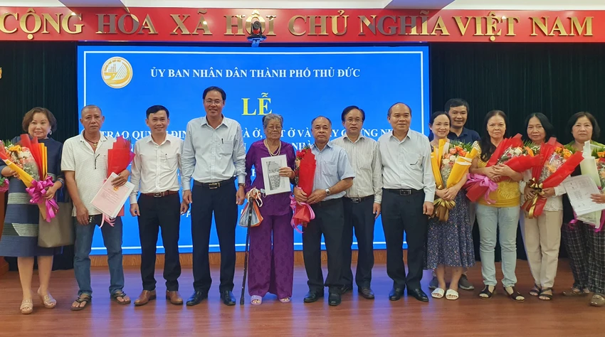 UBND TP Thủ Đức tổ chức lễ trao quyết định giao nhà ở, đất ở và Giấy chứng nhận quyền sử dụng đất, quyền sở hữu nhà ở và tài sản khác gắn liền với đất cho các hộ gia đình. Ảnh: K.C UBND TP Thủ Đức tổ chức lễ trao quyết định giao nhà ở, đất ở và Giấy chứng nhận quyền sử dụng đất, quyền sở hữu nhà ở và tài sản khác gắn liền với đất cho các hộ gia đình. Ảnh: K.C