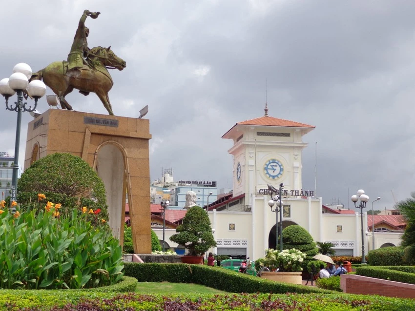 Tượng cụ Trần Nguyên Hãn trước cửa chợ Bến Thành trước đây. Ảnh: L.Đ Tượng cụ Trần Nguyên Hãn trước cửa chợ Bến Thành trước đây. Ảnh: L.Đ
