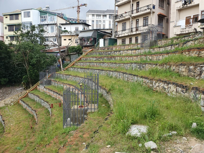 Ngoài ra, tại khu vực này cơ quan chức năng còn lắp các cột cảm biến ghi nhận rung lắc, cảnh báo khi cần thiết. Ngoài ra, tại khu vực này cơ quan chức năng còn lắp các cột cảm biến ghi nhận rung lắc, cảnh báo khi cần thiết.