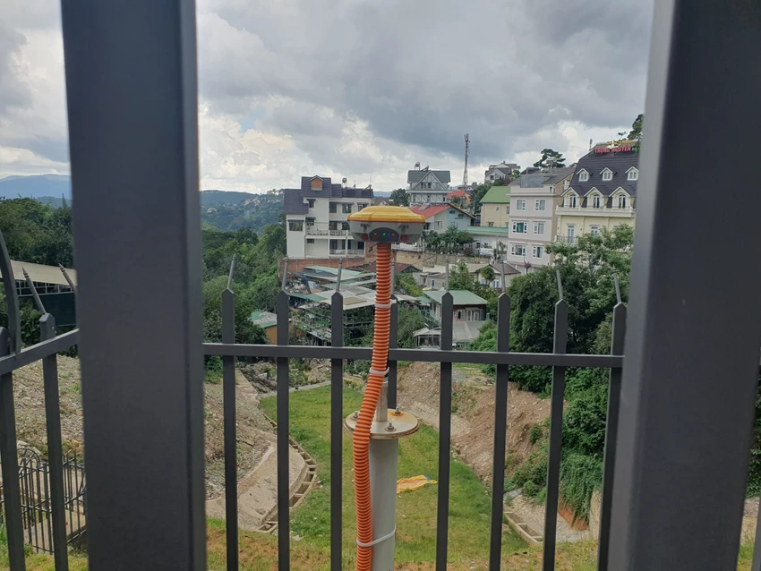 Cận cảnh các cột cảm biến luôn có đèn hiển thị phát sáng. Cận cảnh các cột cảm biến luôn có đèn hiển thị phát sáng.