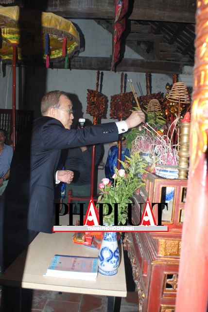 Chùm ảnh độc quyền: Ông Ban Ki - Moon làm gì tại nhà thờ họ Phan Huy? ảnh 5 Chùm ảnh độc quyền: Ông Ban Ki - Moon làm gì tại nhà thờ họ Phan Huy? ảnh 5