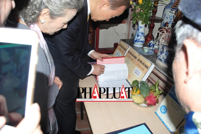 Chùm ảnh độc quyền: Ông Ban Ki - Moon làm gì tại nhà thờ họ Phan Huy? ảnh 8 Chùm ảnh độc quyền: Ông Ban Ki - Moon làm gì tại nhà thờ họ Phan Huy? ảnh 8