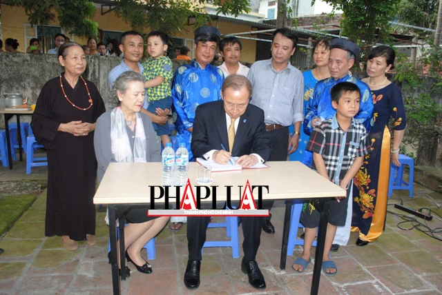 Chùm ảnh độc quyền: Ông Ban Ki - Moon làm gì tại nhà thờ họ Phan Huy? ảnh 11 Chùm ảnh độc quyền: Ông Ban Ki - Moon làm gì tại nhà thờ họ Phan Huy? ảnh 11