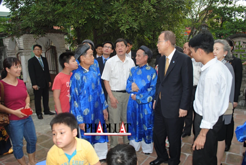 Chùm ảnh độc quyền: Ông Ban Ki - Moon làm gì tại nhà thờ họ Phan Huy? ảnh 4 Chùm ảnh độc quyền: Ông Ban Ki - Moon làm gì tại nhà thờ họ Phan Huy? ảnh 4
