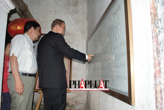 Chùm ảnh độc quyền: Ông Ban Ki - Moon làm gì tại nhà thờ họ Phan Huy? ảnh 9 Chùm ảnh độc quyền: Ông Ban Ki - Moon làm gì tại nhà thờ họ Phan Huy? ảnh 9